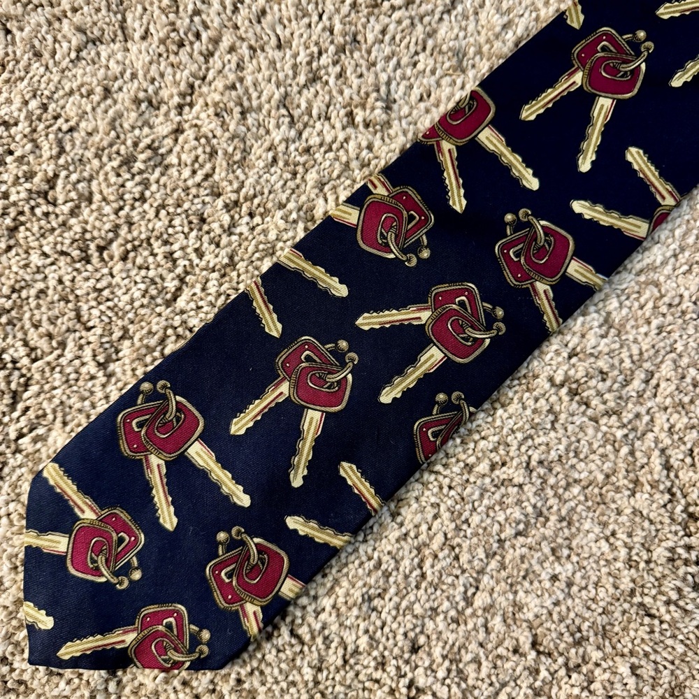 EUC Je Suis 100% Silk Navy Blue Tie with Keys Pattern